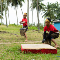 Throwing the gasing