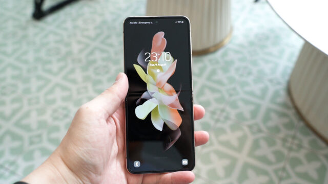 Samsung Galaxy Z Flip4 2