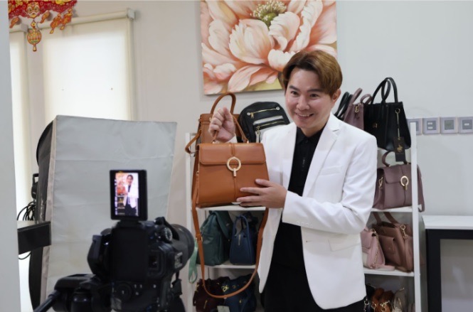 Gary Yap performing live selling on women’s bags.